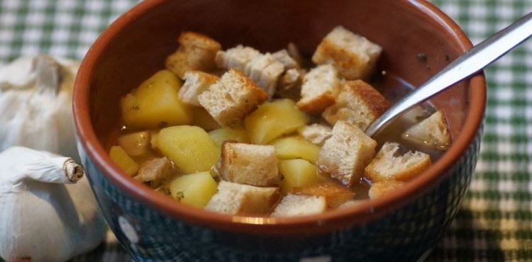 Rozgrzewająca zupa czosnkowa na przeziębienie