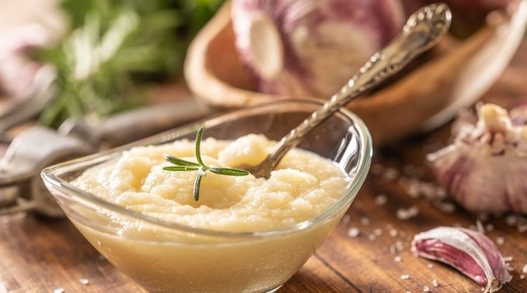 Zachwycająca pasta z pieczonego czosnku. Pyszny dodatek do kanapek
