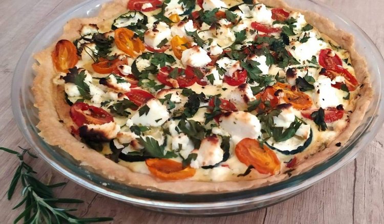 Tarta z cukinią i serem feta. Lekki i pyszny obiad w sam raz na upały