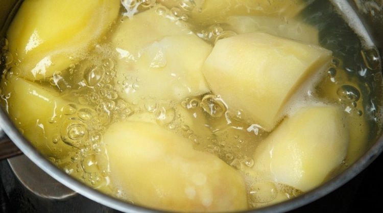 Jak szybko ugotować ziemniaki? Będą gotowe nawet w 10 minut 