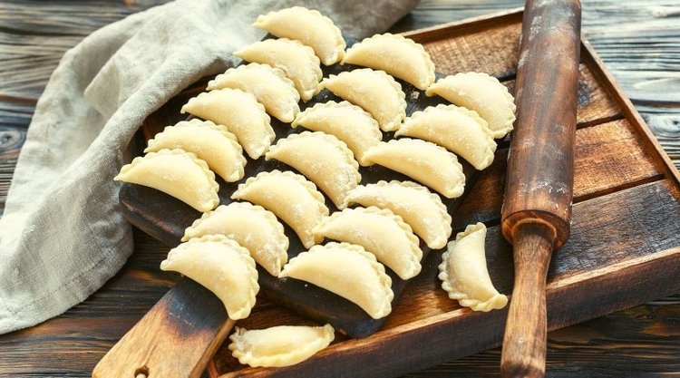 Jak gotować mrożone pierogi, żeby się nie rozpadły?