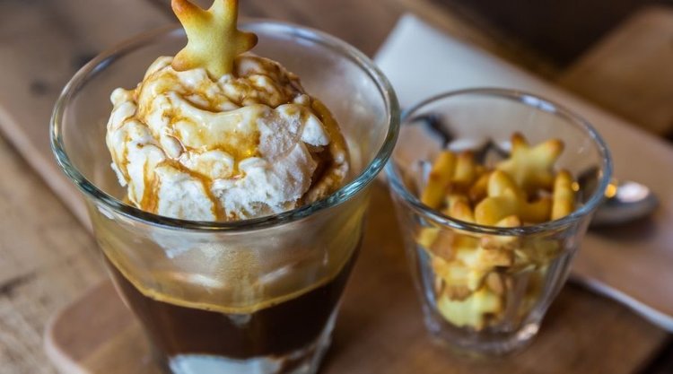Wybitny deser kawowy z lodami. Włoskie "cafe affogato"