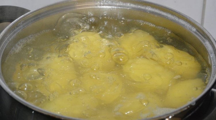 Jak szybko ugotować ziemniaki? Wystarczy dosypać do wrzątku 1 produkt