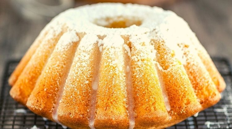 Obłędnie puszysta budyniowa babka wielkanocna. Nikt się jej nie oprze