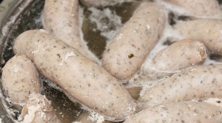 Obłędnie pyszna biała kiełbasa w sosie śmietanowym