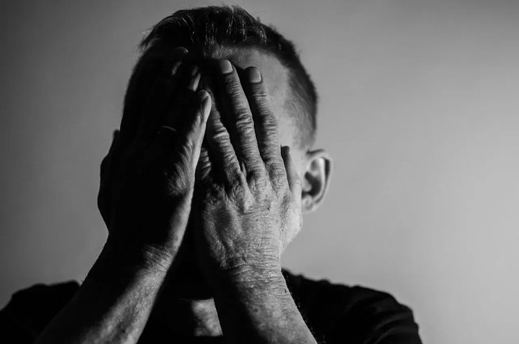 Rolnik przyłapał żonę na zdradzie. Sąd wymierzył mu karę 5,5 roku więzienia za rzekome molestowanie kochanka
