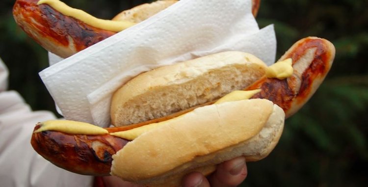 Chrupiąca pieczona biała kiełbasa z ziołami. Tak smaczna, że może nie przetrwać do śniadania.
