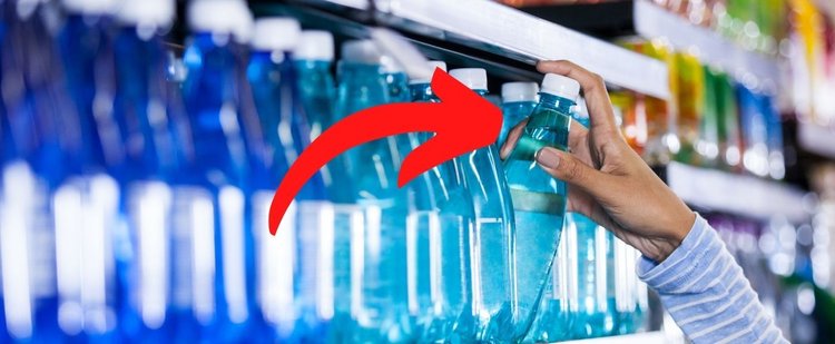 Na co zwrócić uwagę przy zakupie wody w plastikowej butelce?