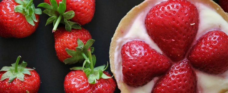 Tarta z truskawkami i kremem budyniowym na kruchym cieście