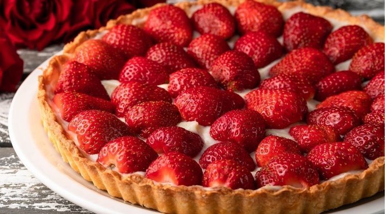 Prosta tarta z truskawkami. Idealny deser na Dzień Matki