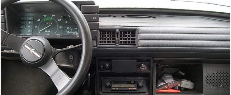 Wyjątkowy Fiat 126 maluch ozdobiony nietypową grafiką. Zachwycające zdjęcia, które warto zobaczyć