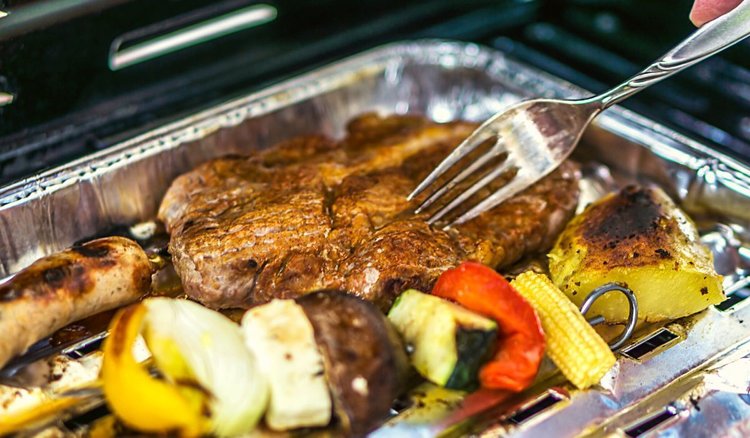 Używasz aluminiowych tacek podczas grillowania? W 2 przypadkach możesz sobie poważnie zaszkodzić