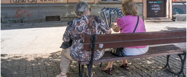 Wystarczy, że spotkasz pod blokiem sąsiadów i chwilę porozmawiasz. Mandat może być bardzo dotkliwy