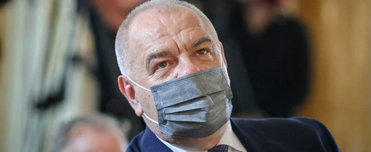 Jacek Sasin bierze się za szczepionki. Rozlewanie do ampułek zapowiada już na jesieni