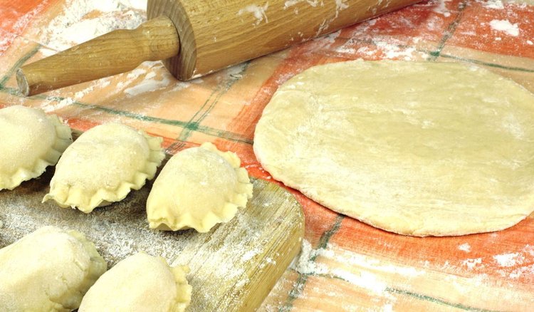 Najczęściej popełniane błędy przy robieniu ciasta na pierogi. Wystrzegaj się