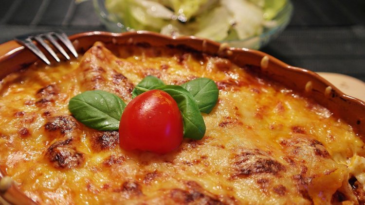 Makaron zapiekany z wędzonym łososiem i mozzarellą
