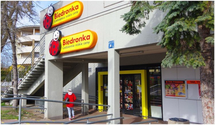 Biedronka wprowadza nową usługę. W wybranych sklepach klienci mogą wypłacić gotówkę