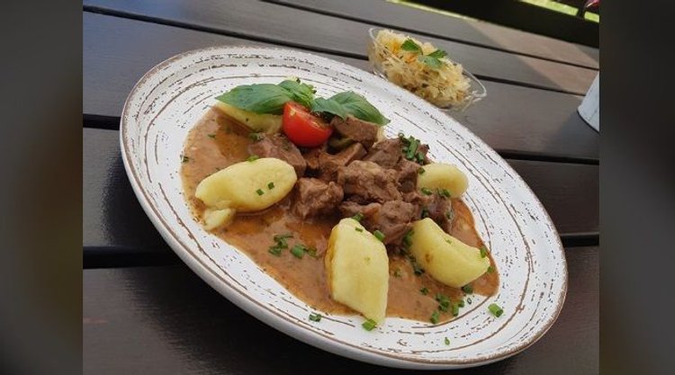 Kopytka jak od babci z tradycyjnym gulaszem tworzą nieziemsko pyszny duet. Palce lizać