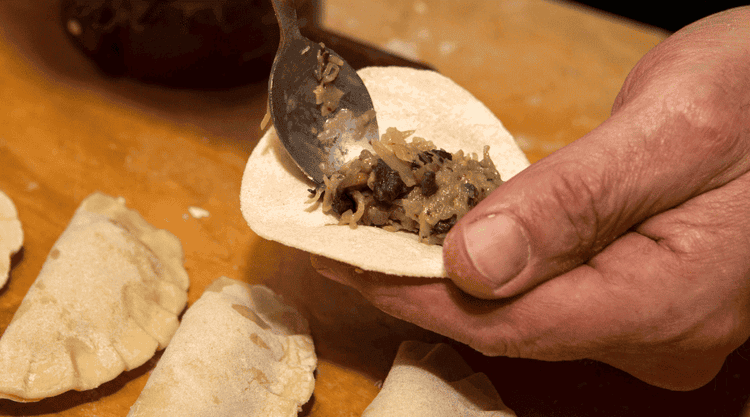 Elastyczne i miękkie ciasto na pierogi z wodą i mlekiem