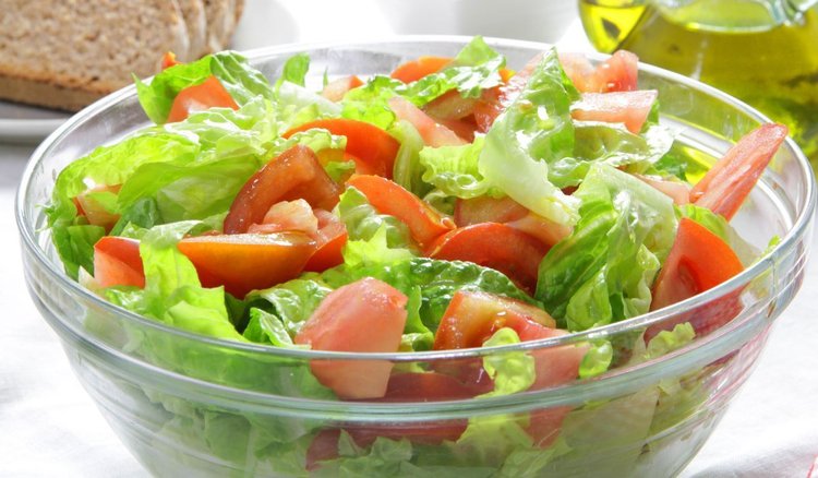 Chrupiąca sałata z dodatkiem aromatycznych warzyw. Idealna do różnych obiadów