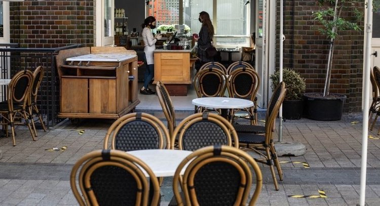 Restauracje zaczynają sprawdzać certyfikaty covidowe