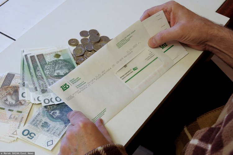 Emeryci nadal dostają mniej niż powinni. Mogą zgłosić się do ZUS