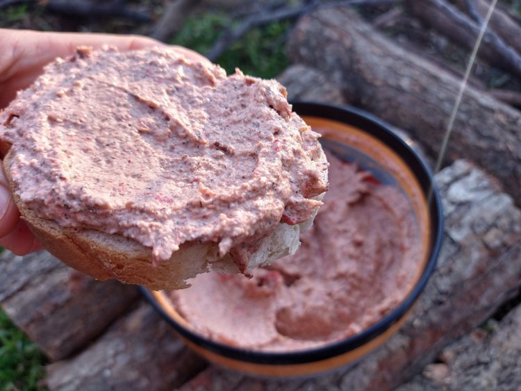 P&acirc;t&eacute; z kurzych wątróbek: łatwy przepis w kilku krokach