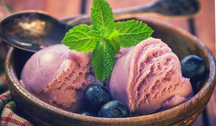 Najlepsze domowe lody jagodowe bez cukru. Smak wakacji w lekkiej odsłonie