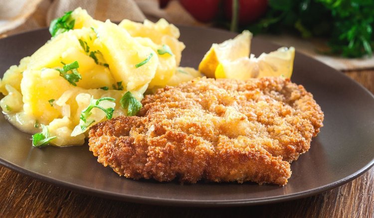 Kotlety schabowe w chrupiącej panierce z chipsów. Nowatorski patent zachwyci każdego