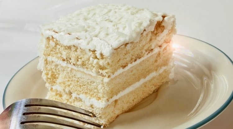 Delikatne, kokosowe ciasto bez pieczenia „Raffaello”. Zapomnij o innych deserach