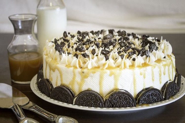 Tarta Oreo z masłem orzechowym i polewą czekoladową