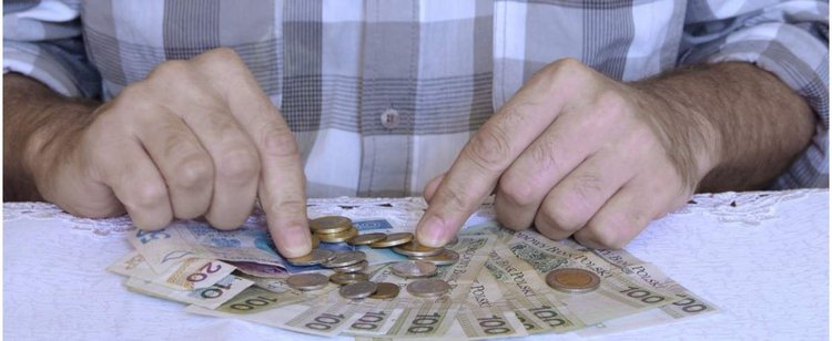 Czy trzynastki i czternastki powinny zostać? Polacy nie mają wątpliwości podczas kryzysu