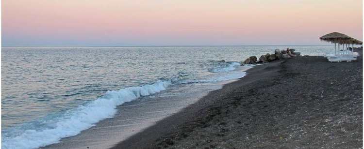 Parawany z pleksi to nie żart. Pojawiają się już na plażach
