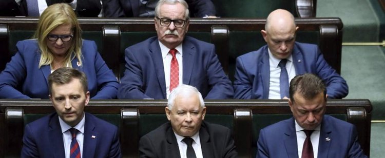 Zagłosowali przeciwko, za karę zostali zawieszeni. Znamy nazwiska 14 posłów PiS wpisanych na czarną listę