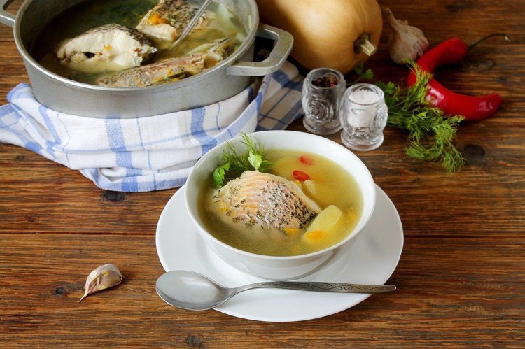Zupa rybna pomidorowa z krewetkami i dorszem
