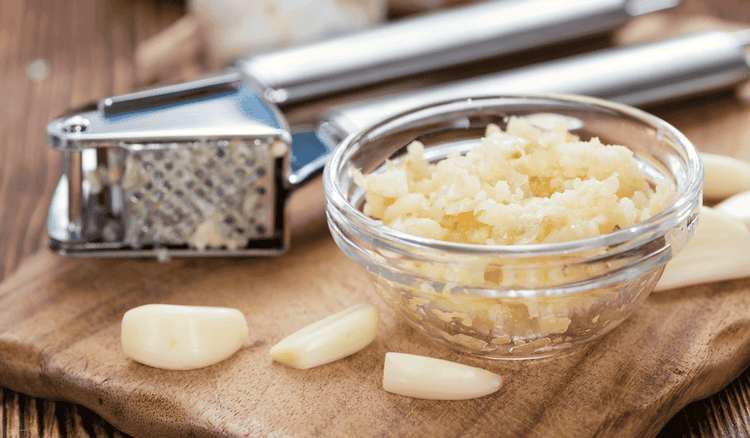 Proste triki na zneutralizowanie zapachu czosnku. Pomoże kilka dobrze znanych produktów