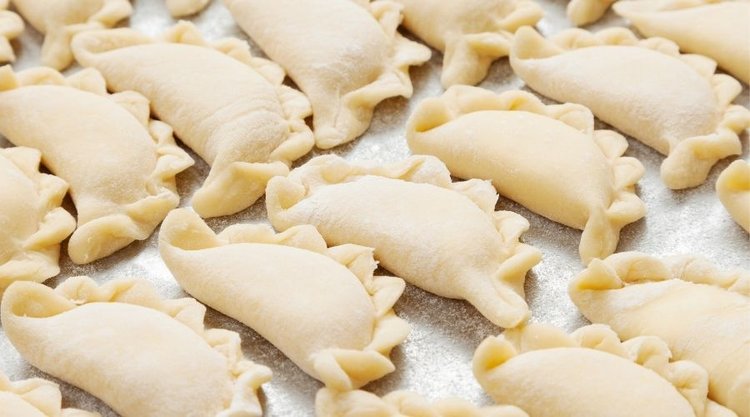Maślankowe ciasto na pierogi bez jajek i wody