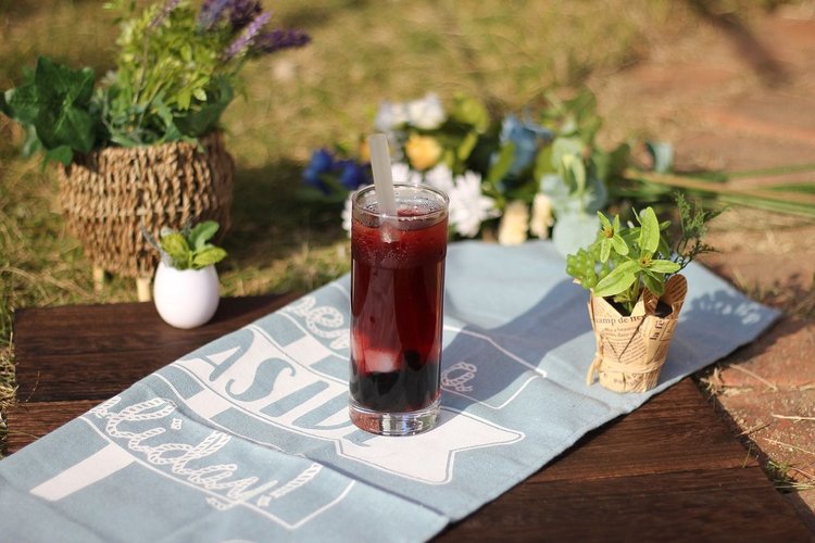 Czarna porzeczka w kieliszku. Drinki z cr&egrave;me de cassis