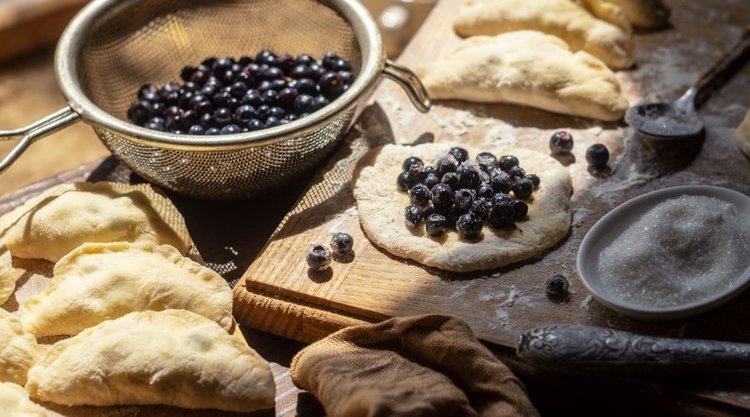 Surowe czy ugotowane - jak zamrozić pierogi z jagodami?