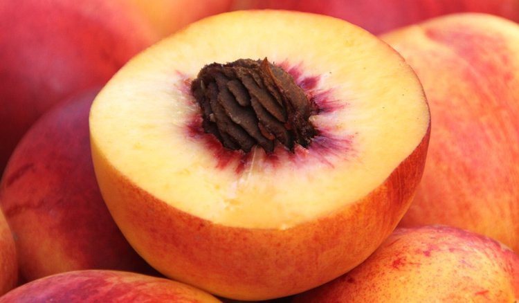 Jak wyciągnąć pestkę z brzoskwini? 1 patent bije na głowę wszystkie inne