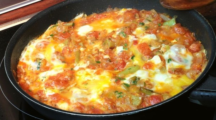 Aromatyczna jajecznica po turecku z dodatkiem pysznych pomidorów