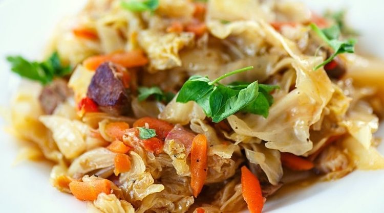 Ekspresowy bigos z młodej kapusty. Idealny na wielkanocny stół 