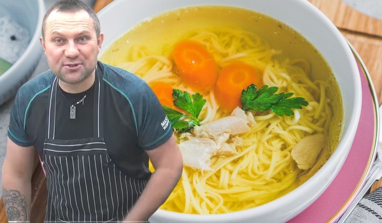Strzelczyk zdradza swój znakomity przepis na esencjonalny rosół. Nie zgadniecie z czym go podaje