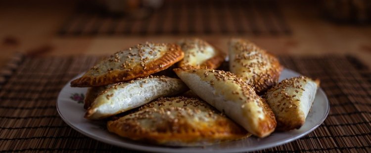 Przepis na pieczone pierogi z farszem z pieczarek i żółtego sera
