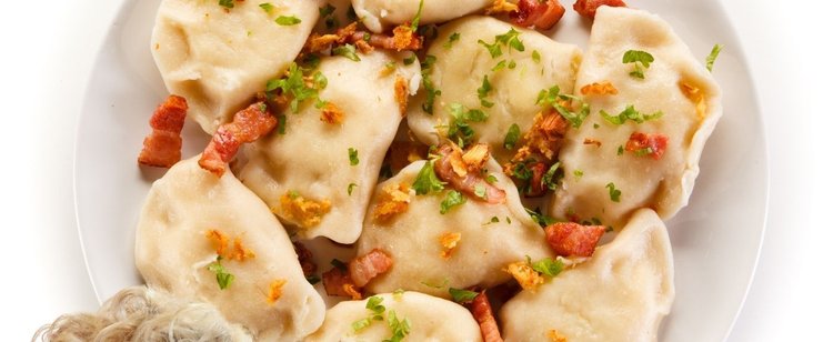 Pierogi i uszka mrozić surowe czy ugotowane? Rozmrażać wrzucając od razu na wrzątek?