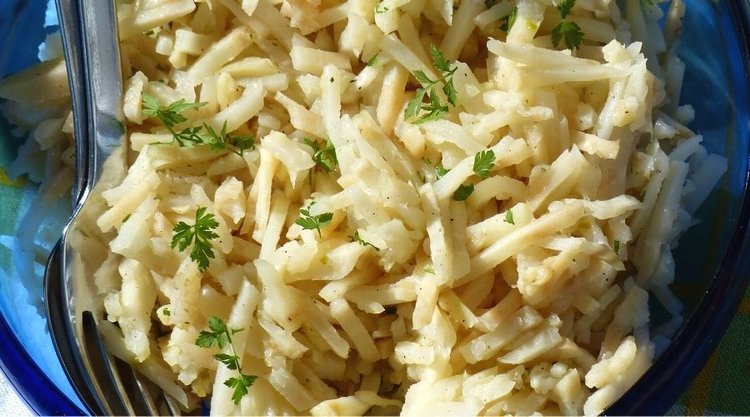 Wyśmienita surówka z selera i orzechów. Zaskakujący smak zaskoczy każdego smakosza