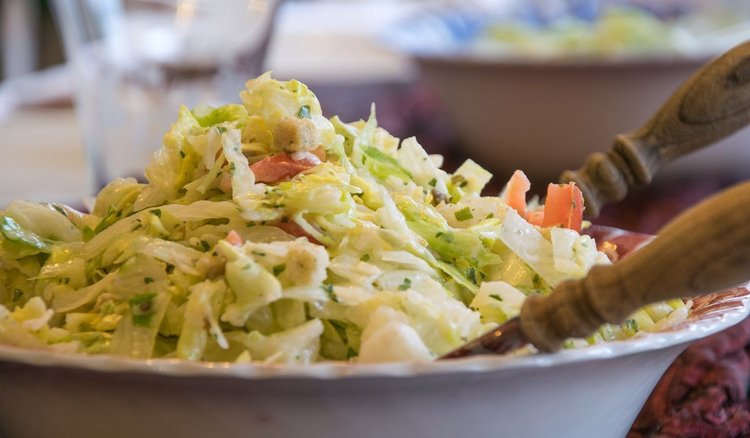 Z kilku składników zrobisz surówkę lepszą niż z restauracji. Pamiętaj o kwaśno-słonym przysmaku