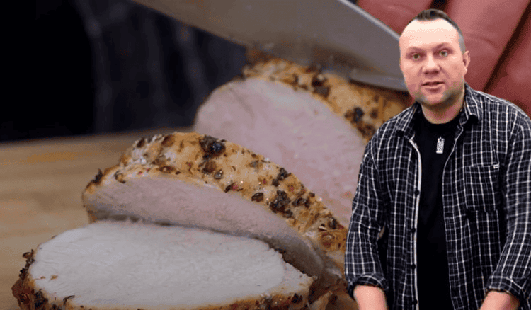 Strzelczyk dodaje jabłka do pieczonego schabu. Eleganckie danie na wyjątkowe okazje