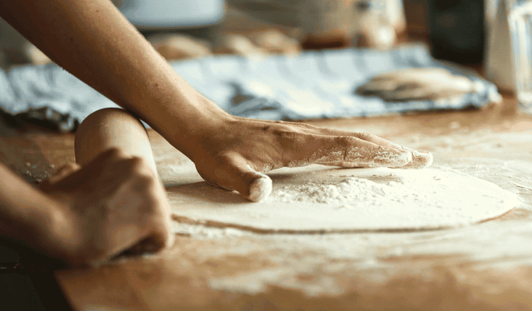 Szef kuchni zdradził nam przepis na delikatne ciasto na pierogi. Gorącą wodę zastępuje innym płynem