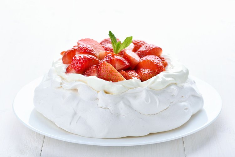 Zachwycający tort Pavlova - przepis krok po kroku